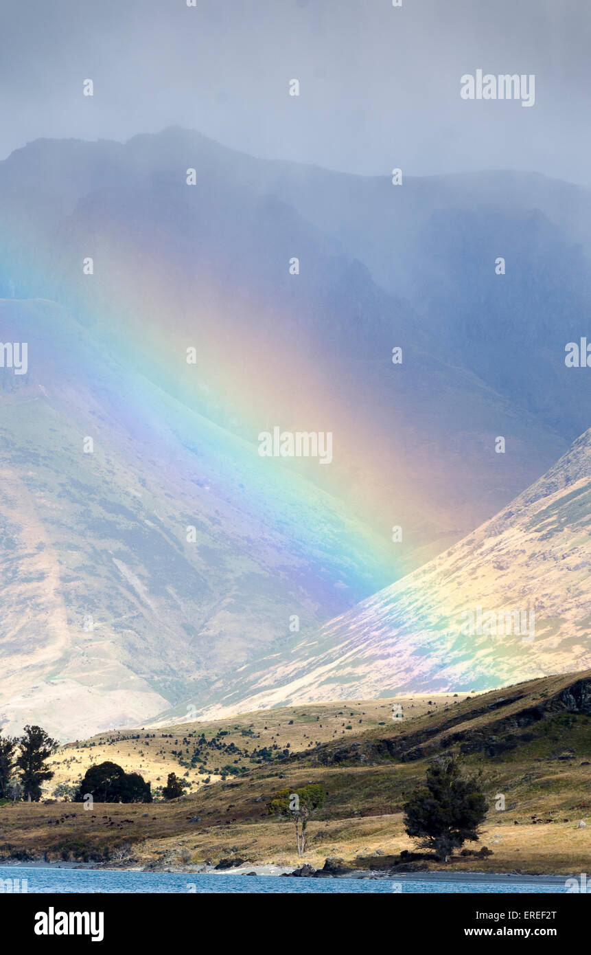 Regenbogen vor Bergen neben Lake Wakatipu, Mount Nicholas, Central Otago, Südinsel, Neuseeland Stockfoto