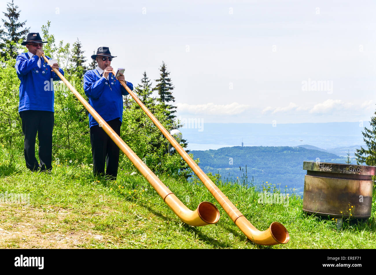 Traditionelle Musiker spielen cor des Alpes (Alphorn) in der Schweiz Stockfoto