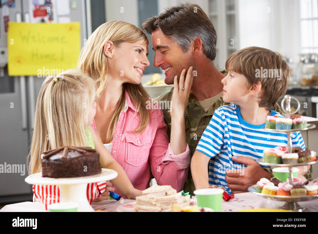 Familie feiern Vaters Heimkehr Stockfoto