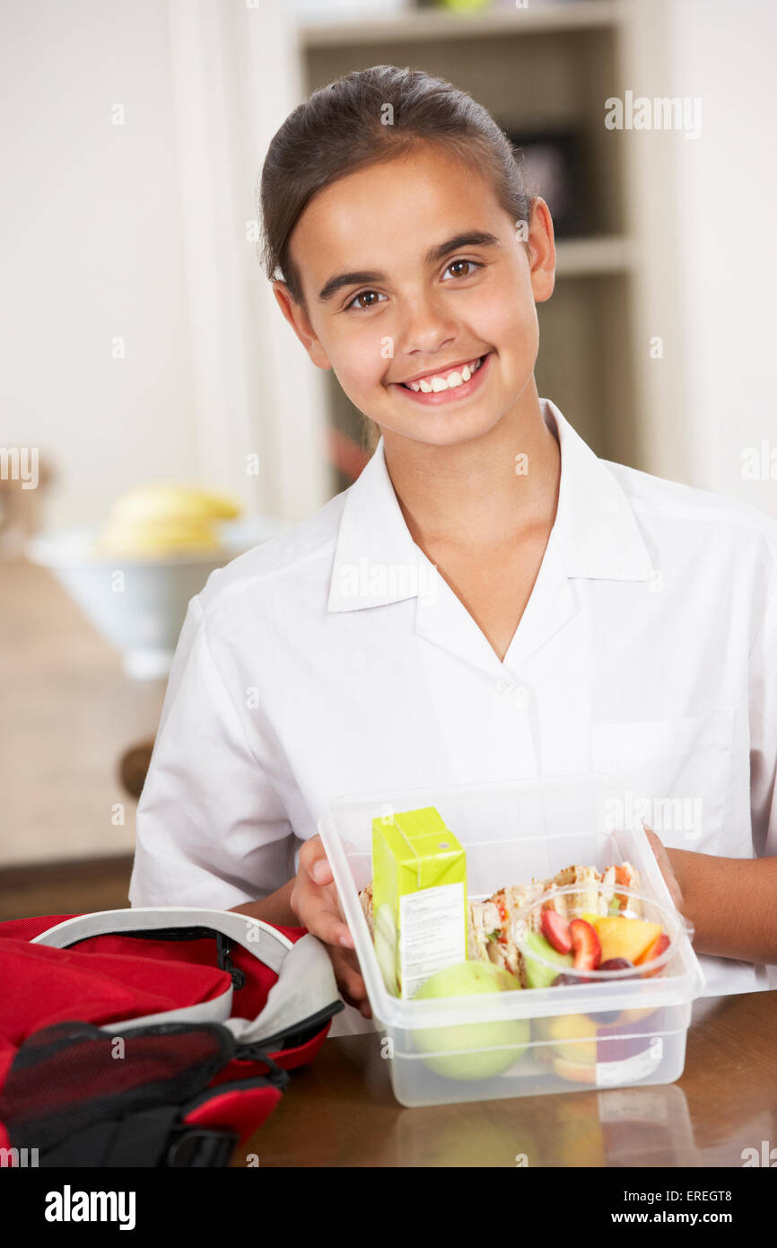 Schulmädchen mit gesunde Lunchbox In Küche Stockfoto