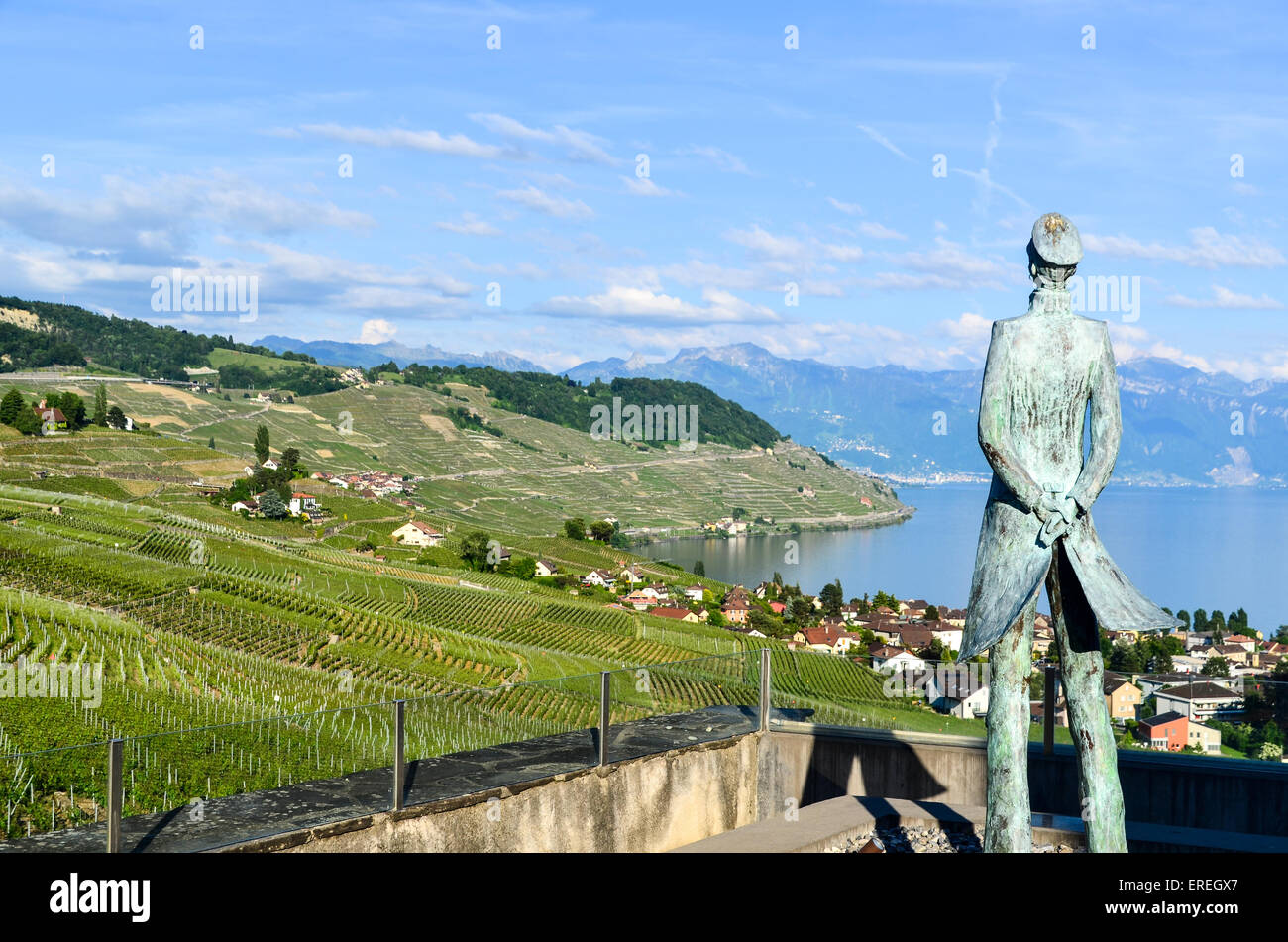 Corto Maltese Statue Blick auf den Genfer See in der Ortschaft Grandvaux, Schweiz und seine Weinberge Stockfoto
