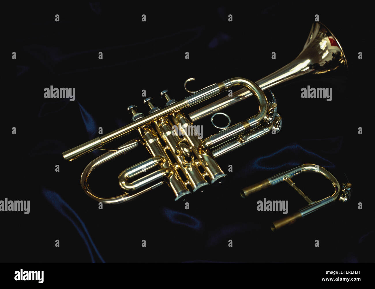 E - Trompete mit weitere Folie in D Trompete Besson gemachten konvertieren.  Schwarzer Hintergrund. Stockfoto