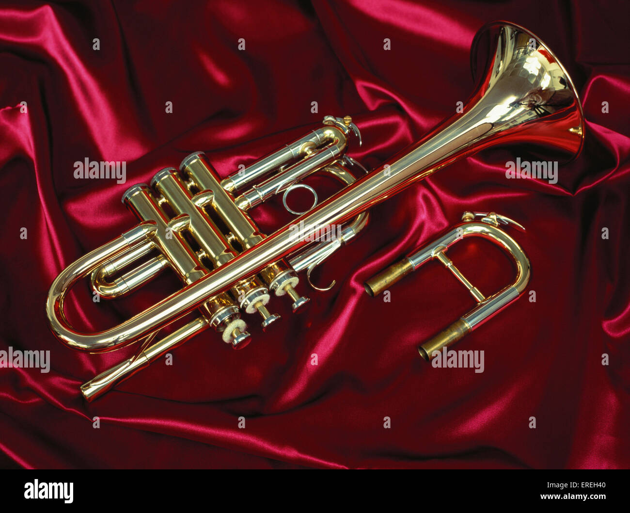E - Trompete mit weitere Folie in D Trompete Besson gemachten konvertieren. Auf rote, glänzende Stoff.  Satin.  Roten Hintergrund Stockfoto