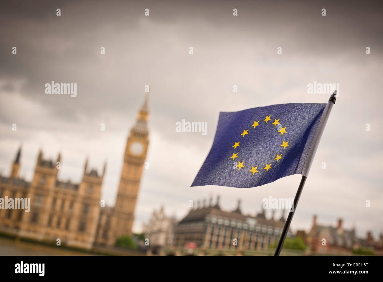 Europäische Flagge mit den Houses of Parliament im Hintergrund Stockfoto
