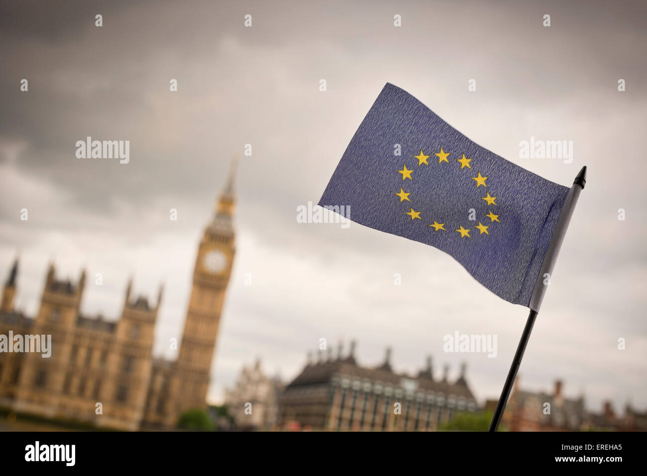Europäische Flagge mit den Houses of Parliament im Hintergrund Stockfoto