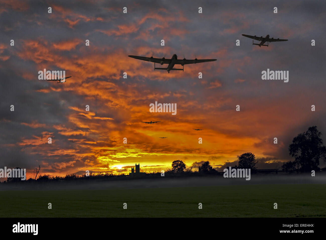 RAF Avro Lancaster schwere Bomber Abfahrt Süd-östlicher Richtung über die Stadt Lincoln bei Sonnenuntergang im zweiten Weltkrieg. Stockfoto