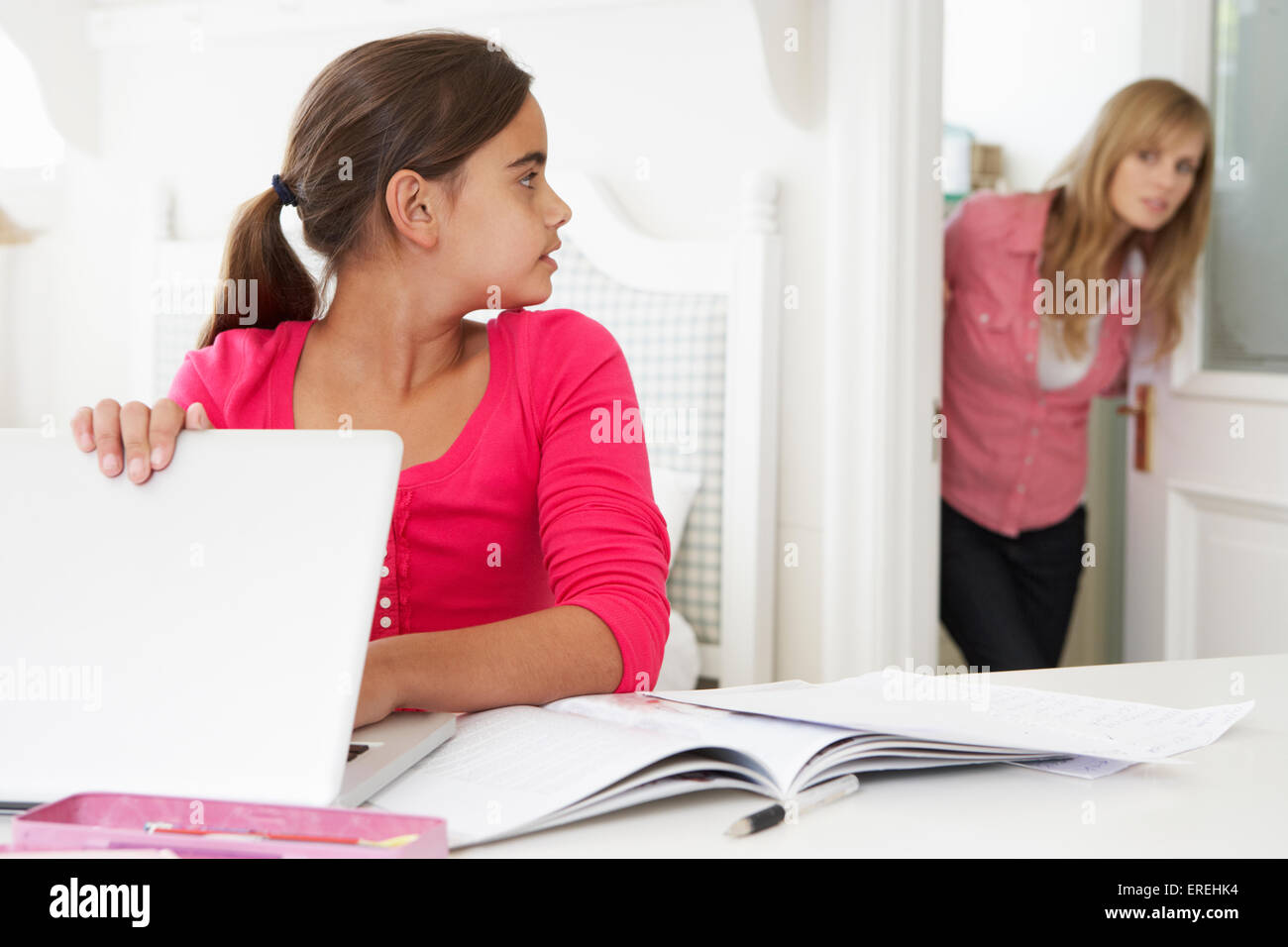 Mutter erwischt Tochter benutze Laptop wenn bedeutete zu studieren Stockfoto