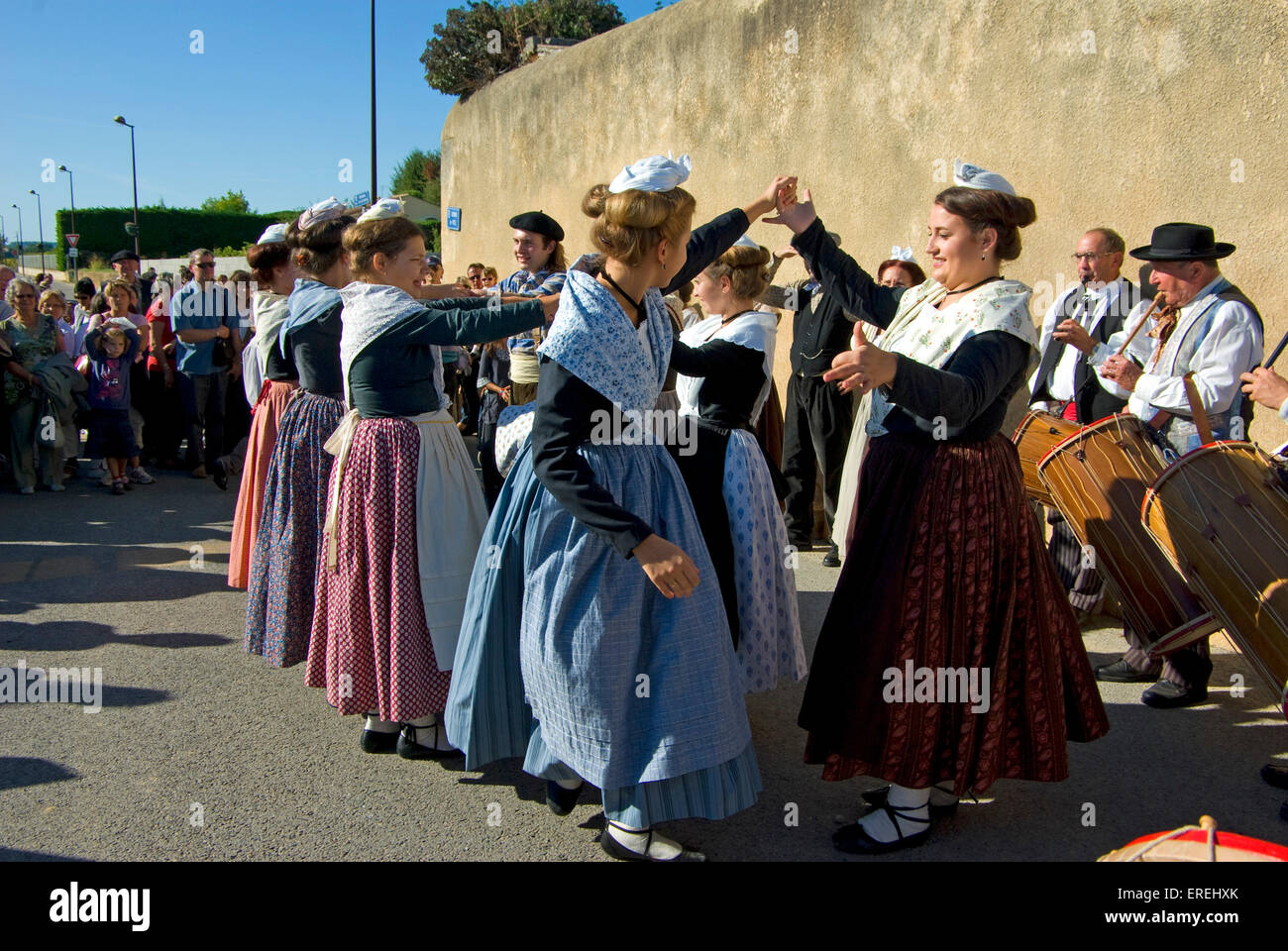 Tänzerinnen in schlendernd Kostümen, während das Winzerfest im Dorf Chusclan, im Languedoc Stockfoto