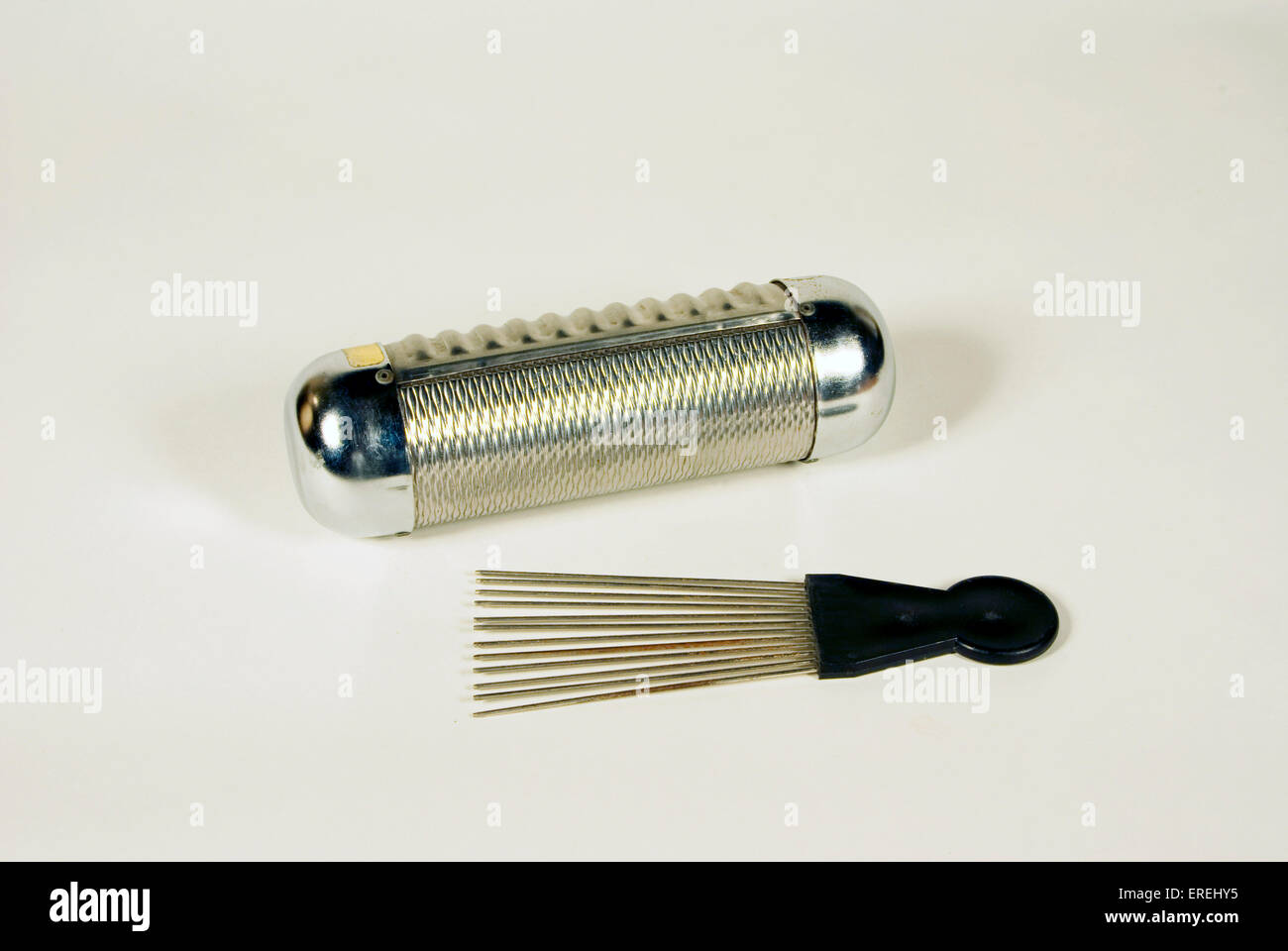 Zweiseitige Metall Guiro und Kamm. Stockfoto