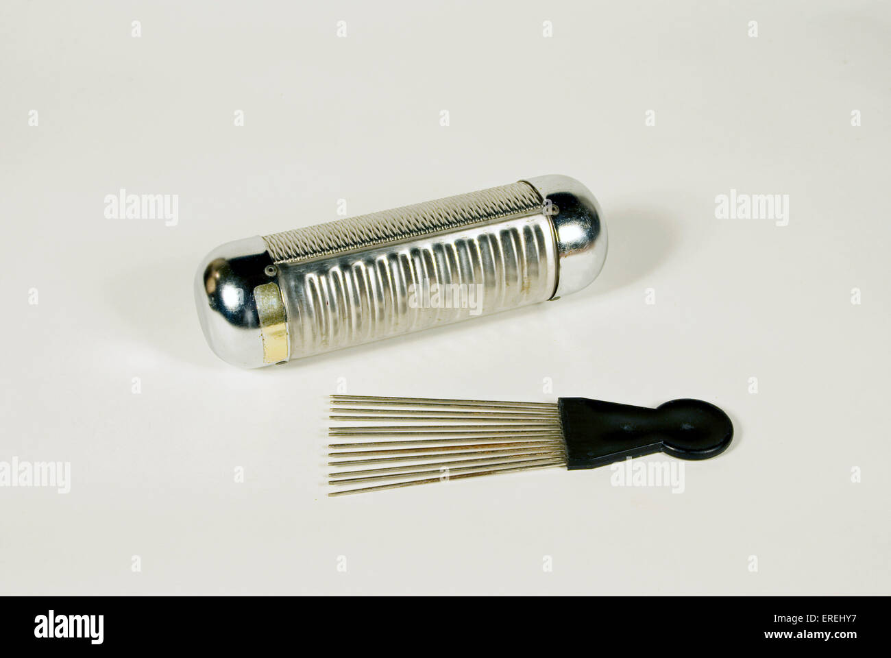 Zweiseitige Metall Guiro und Kamm. Stockfoto