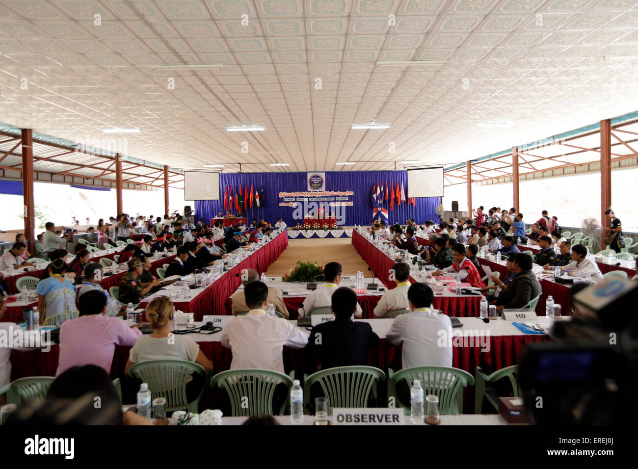 Gesetz Khee Lar. 2. Juni 2015. Foto auf 2. Juni 2015 zeigt eine ethnische Konferenz am Entwurf einer Waffenruhe Eintracht in Gesetz Khee Lar, Myanmar. Die fünftägige Gesetz Khee Lar ethnischen Konferenz richtet sich an Suche nach endgültigen Annahme ein Entwurf bundesweit Waffenruhe-Abkommen (NCA) und Festlegung von Rahmenbedingungen für all-inclusive-politischen Dialog. © U Aung/Xinhua/Alamy Live-Nachrichten Stockfoto