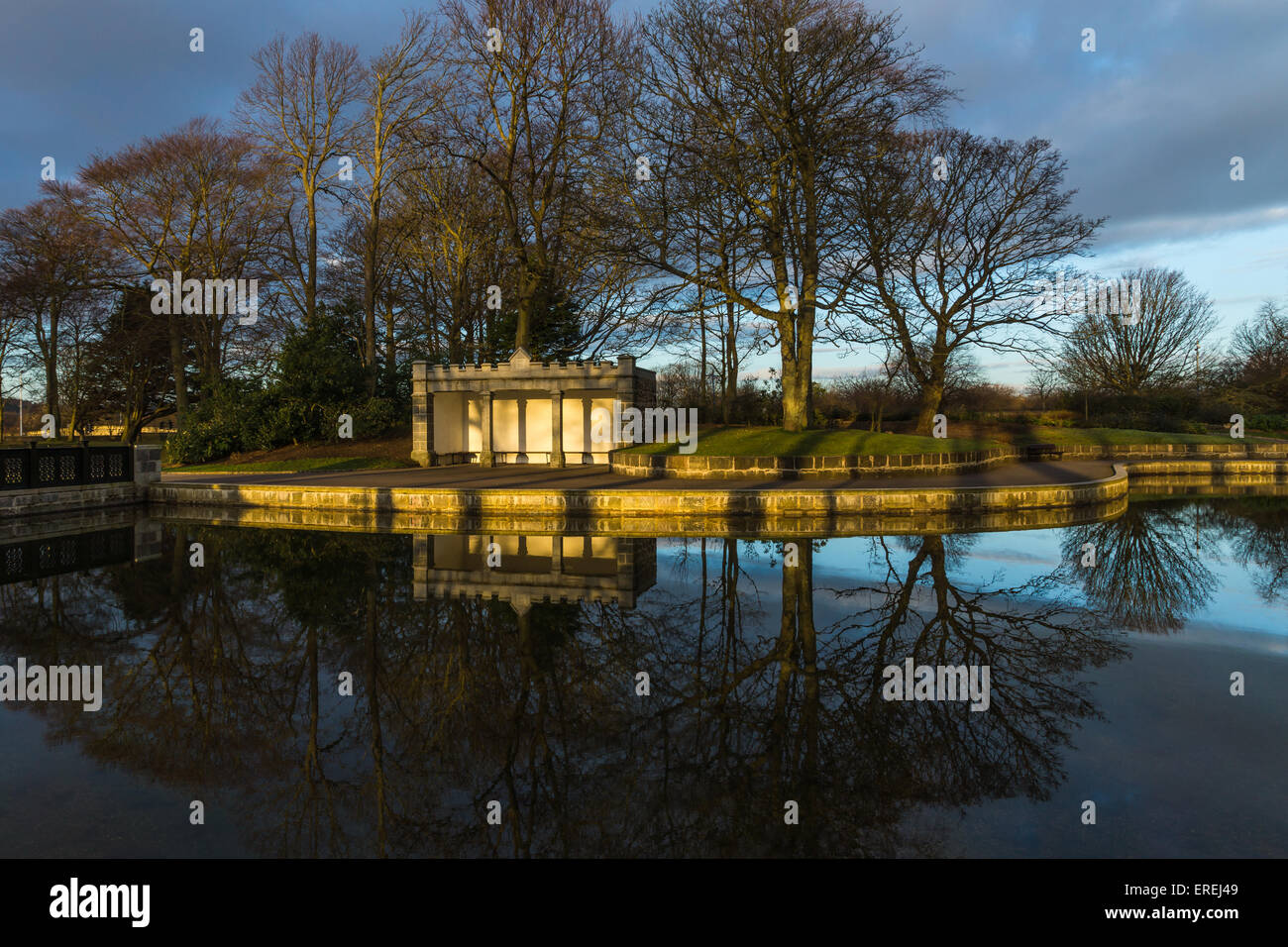 Tretboot Teich Tierheim am frühen Morgen im Duthie Park. Stockfoto