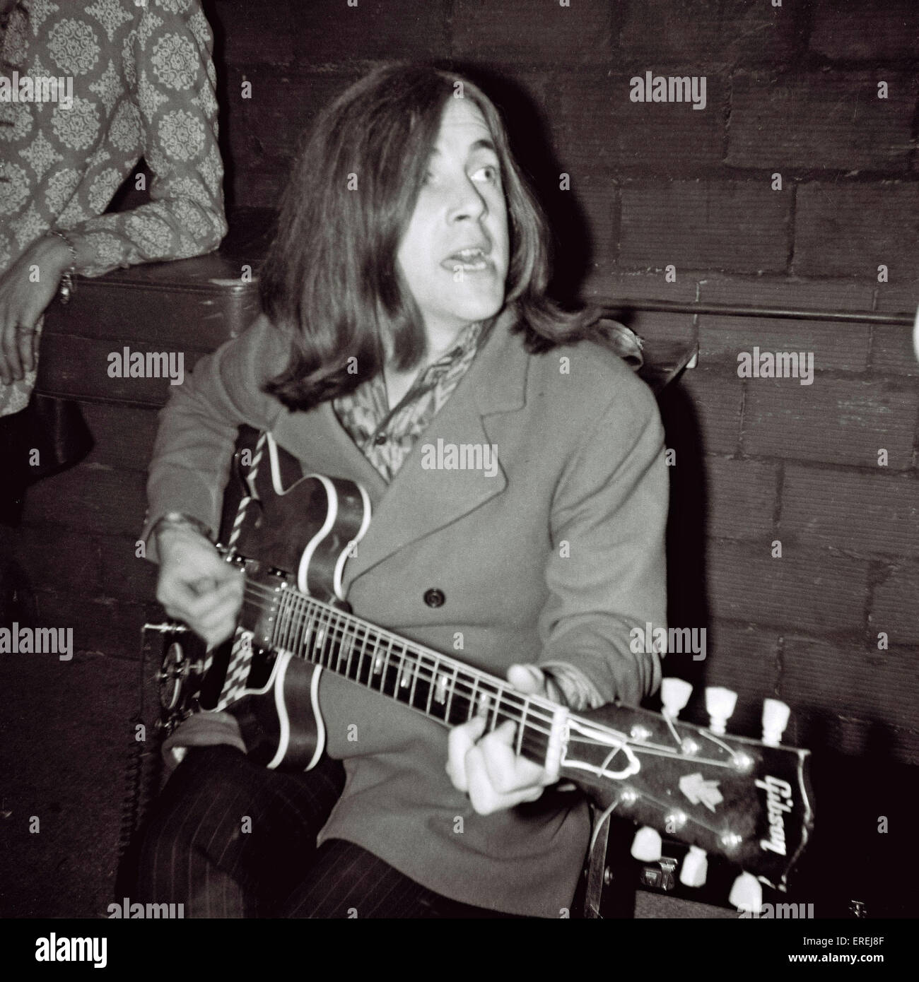 Sänger Phil May, der Englisch sechziger Jahre Band The Pretty Things, Gitarre zu spielen, backstage bei einem Konzert im Palais des Sports Stockfoto