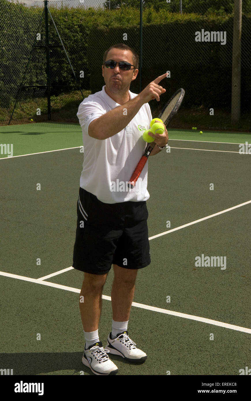 Ehemaligen Davis Cup Tennisspieler Danny Sapsford coaching Jugendliche bei einem Charity-Tennis-Event, Headley, Hampshire, UK. Stockfoto