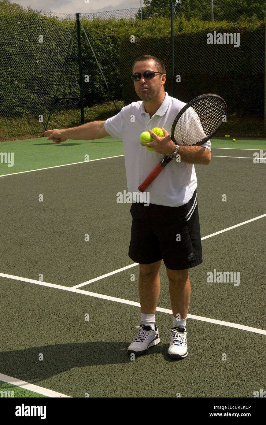 Ehemaligen Davis Cup Tennisspieler Danny Sapsford coaching Jugendliche bei einem Charity-Tennis-Event, Headley, Hampshire, UK. Stockfoto