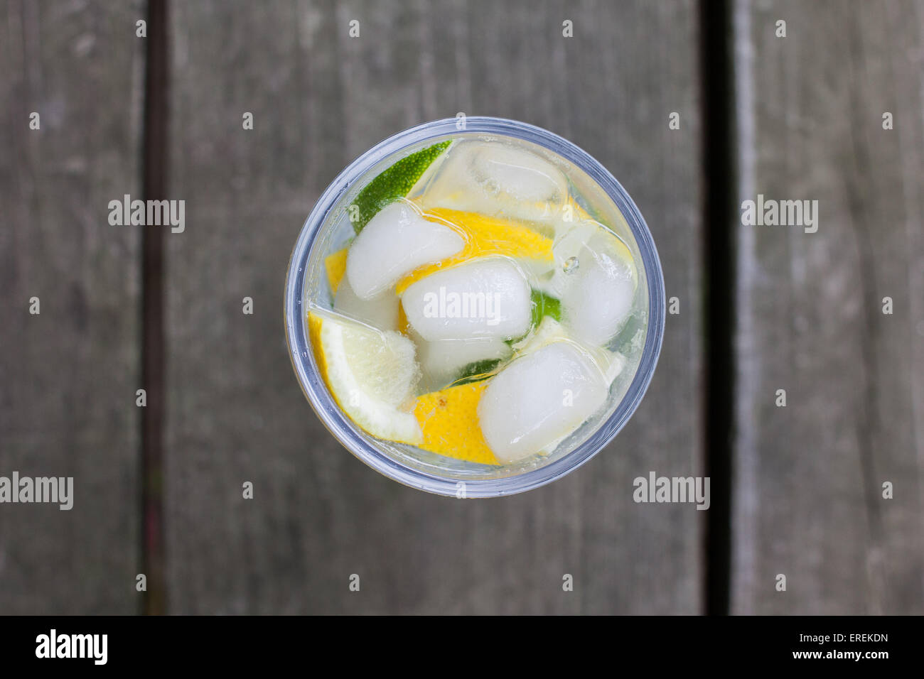 Mineralwasser mit Zitrone Stockfoto