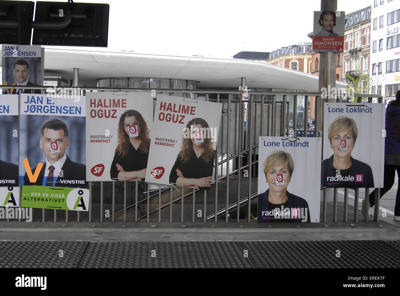 Kopenhagen, Dänemark. 2. Juni 2015. Unbekannte Person verwüstet dänischen Wahlplakate und schrieb Nazi Scum auf eines dänischen Völker Partei Kandidat Plakat Credit: Francis Dean/Alamy Live News Stockfoto