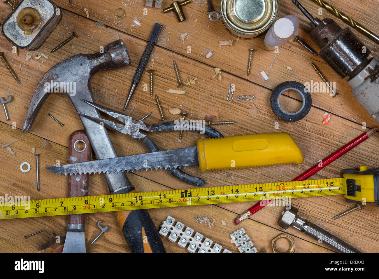 Pflege zu Hause - eine unordentliche Workshop Bank voller staubigen alten Werkzeuge und Schrauben. Stockfoto