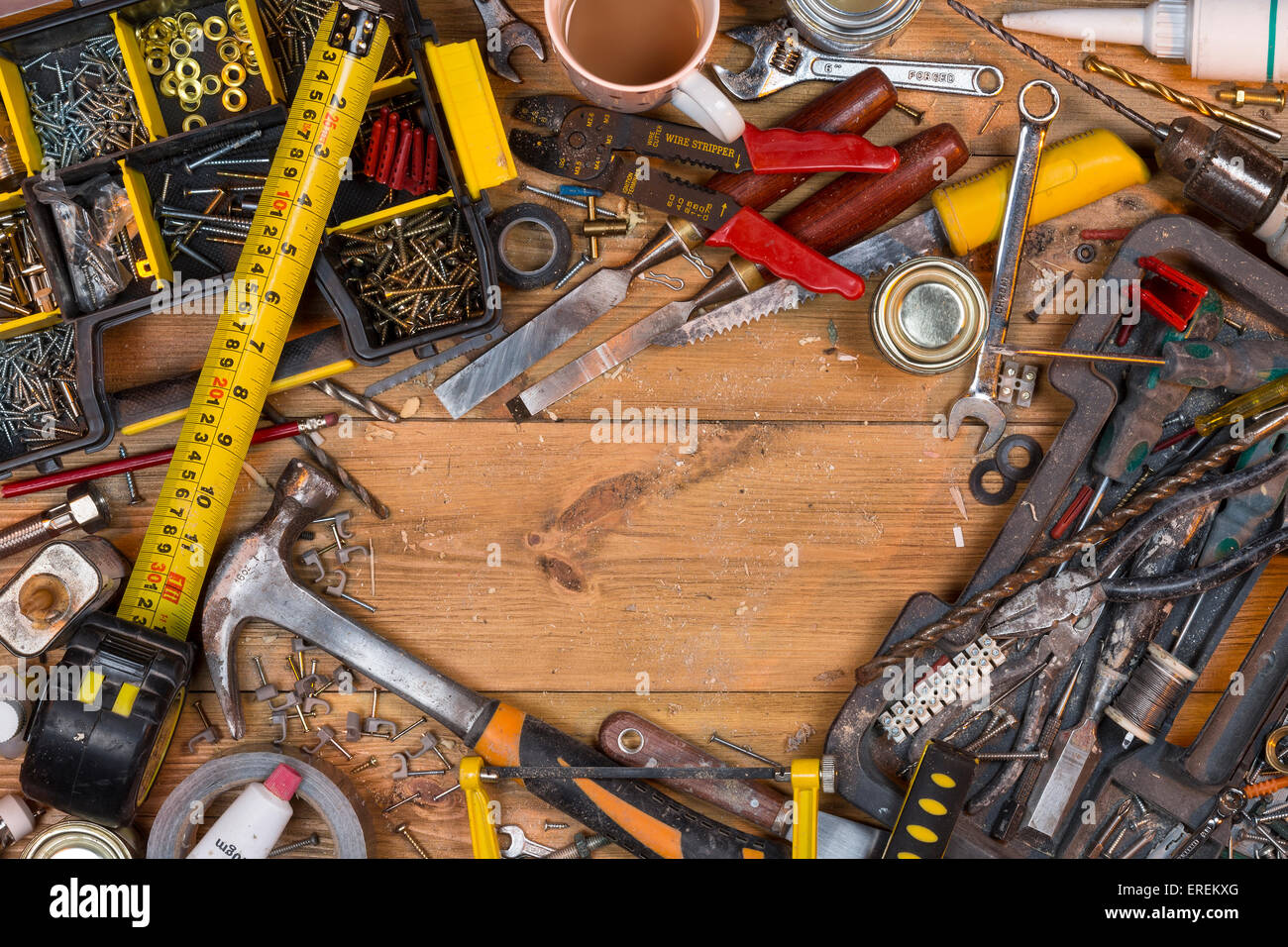 Pflege zu Hause - eine unordentliche Werkbank voller staubigen alten Werkzeuge und Schrauben mit Platz für Text. Stockfoto