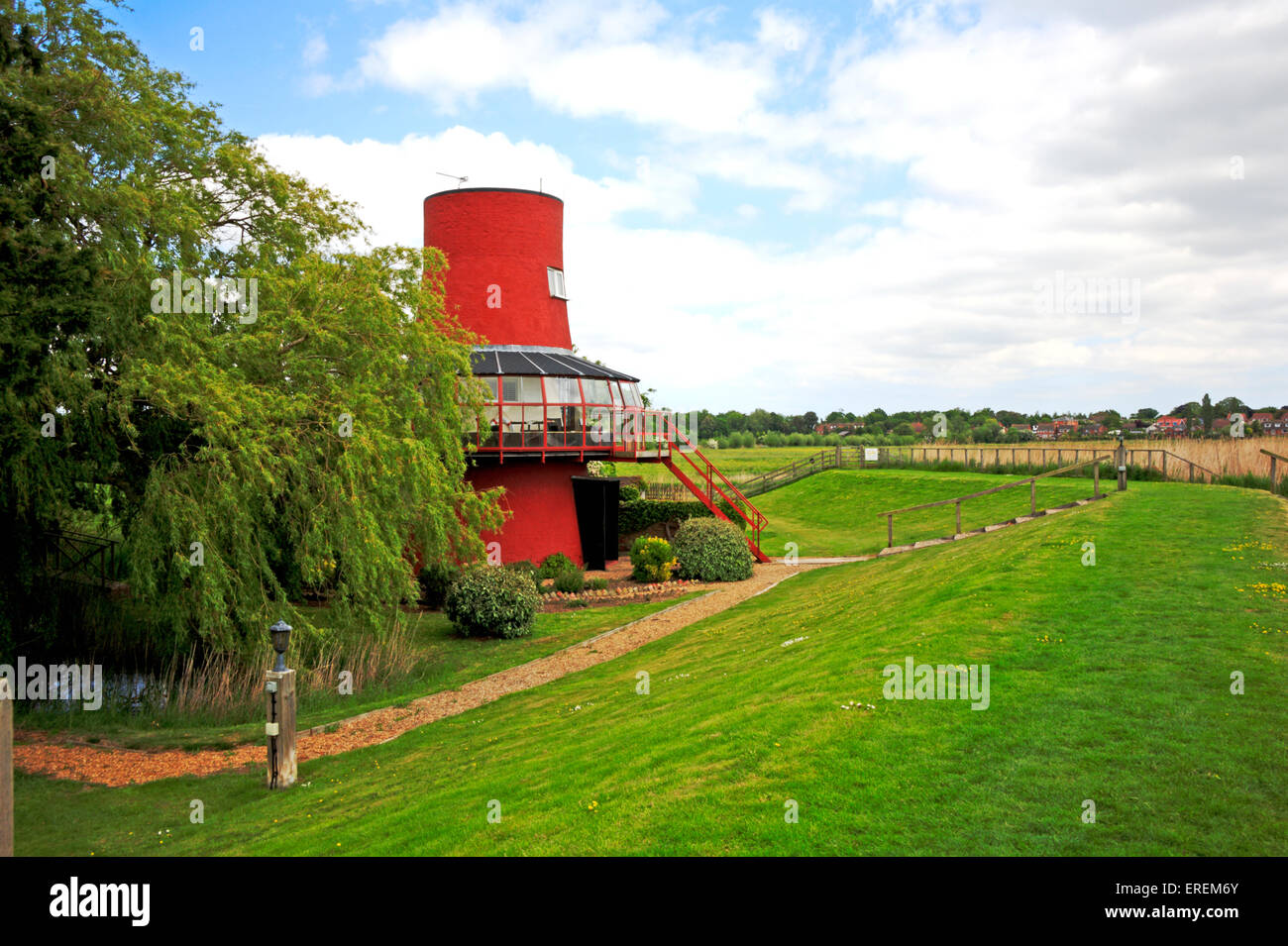 Die ehemaligen verfallenen Reedham Drainage Mühle umgerechnet jetzt zu einem Ferienhaus Reedham, Norfolk, England, Vereinigtes Königreich. Stockfoto