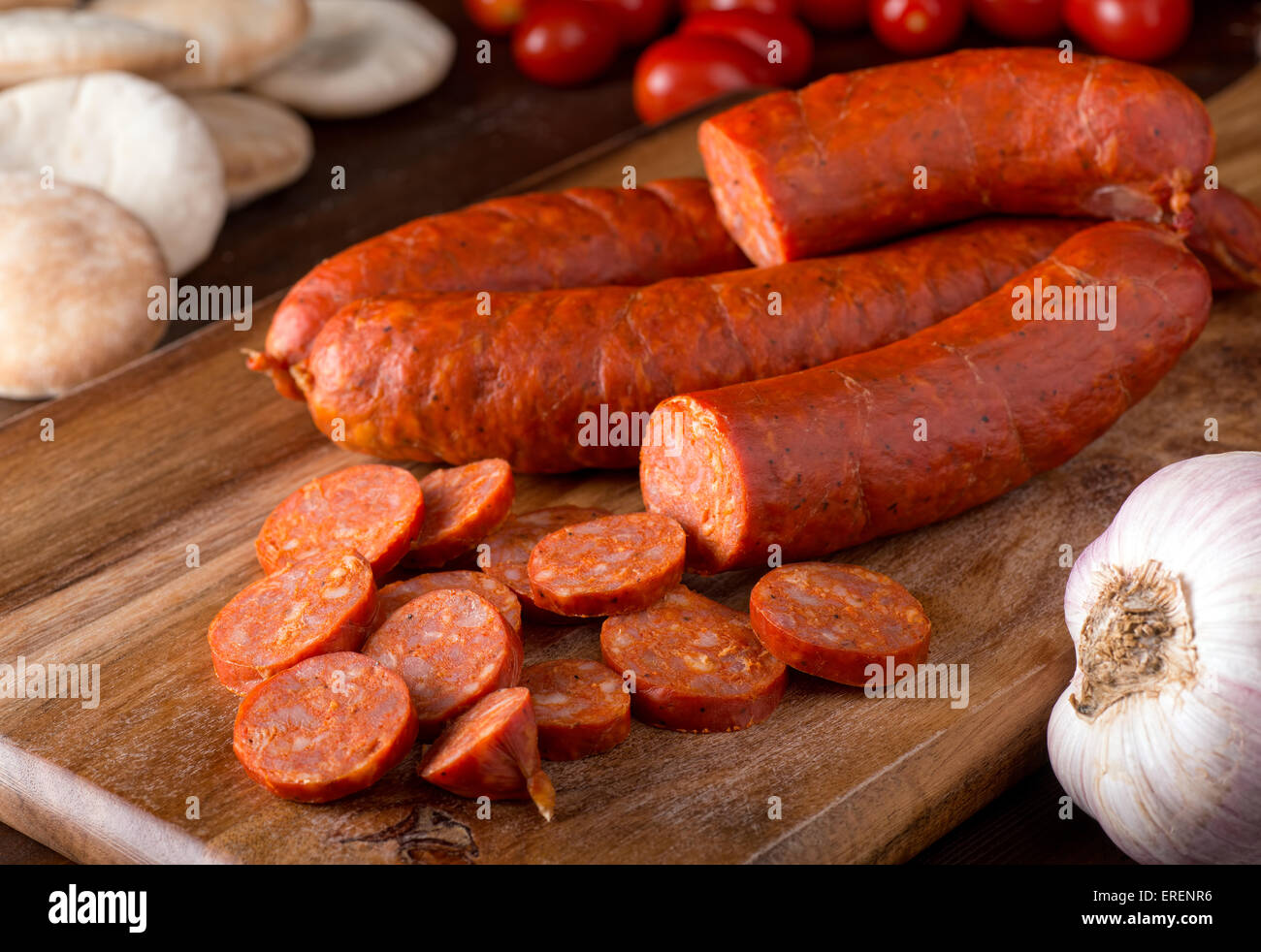 Leckeren Merguez Würstchen auf einem rustikalen Tisch mit Pita, Knoblauch und Tomaten. Stockfoto