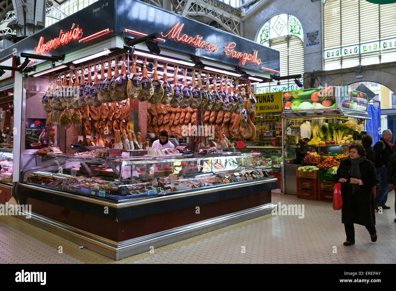 Charcuteria Stand in der zentrale Markt, Valencia Stockfoto