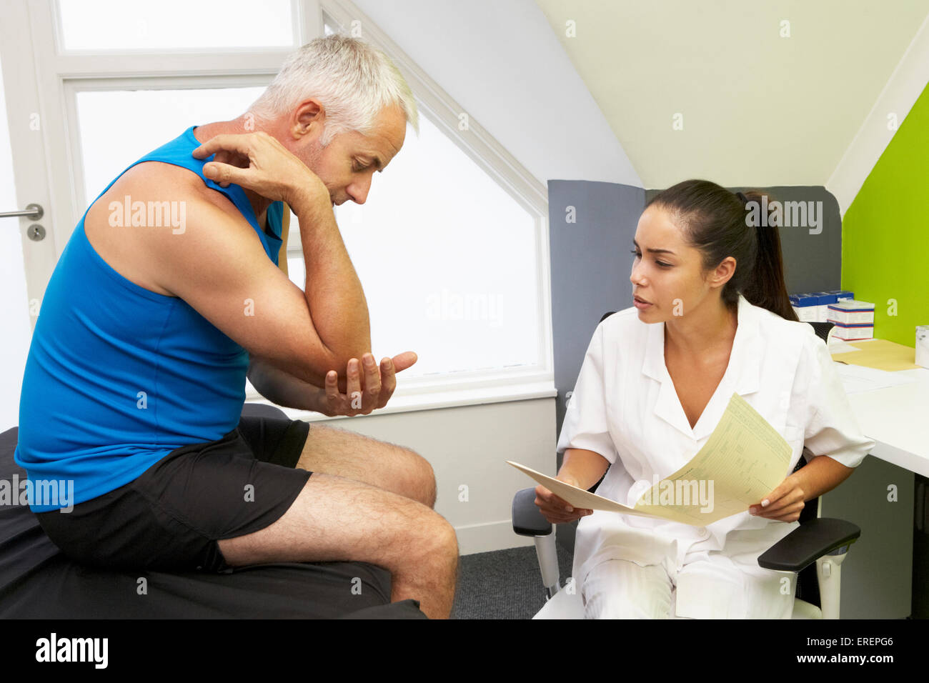 Sport Physiotherapeut Behandlung von männlichen Kunden Stockfoto