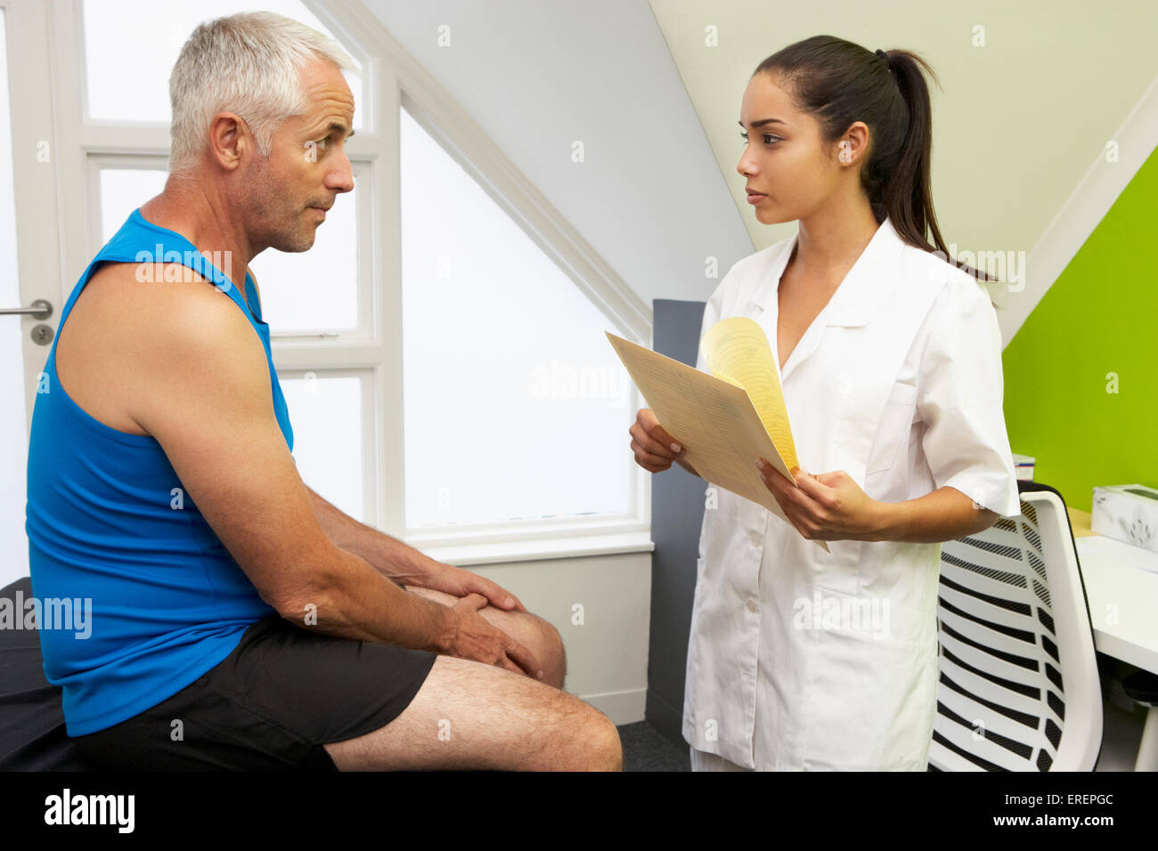 Sport Physiotherapeut Behandlung von männlichen Kunden Stockfoto