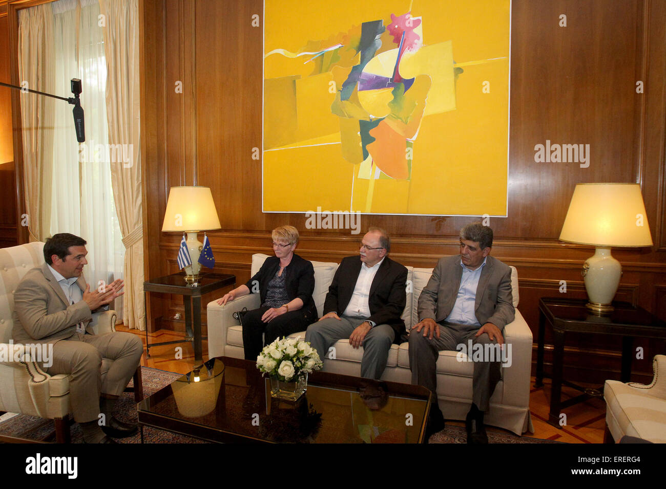 Athen, Griechenland. 2. Juni 2015. Griechischen Premierminister Alexis Tsipras (L) trifft sich mit den Vorsitz der Konföderalen Fraktion der Vereinigten Europäischen Linken/Nordische Grüne Linke (GUE/NGL) in Athen, 2. Juni 2015. Bildnachweis: Marios Lolos/Xinhua/Alamy Live-Nachrichten Stockfoto