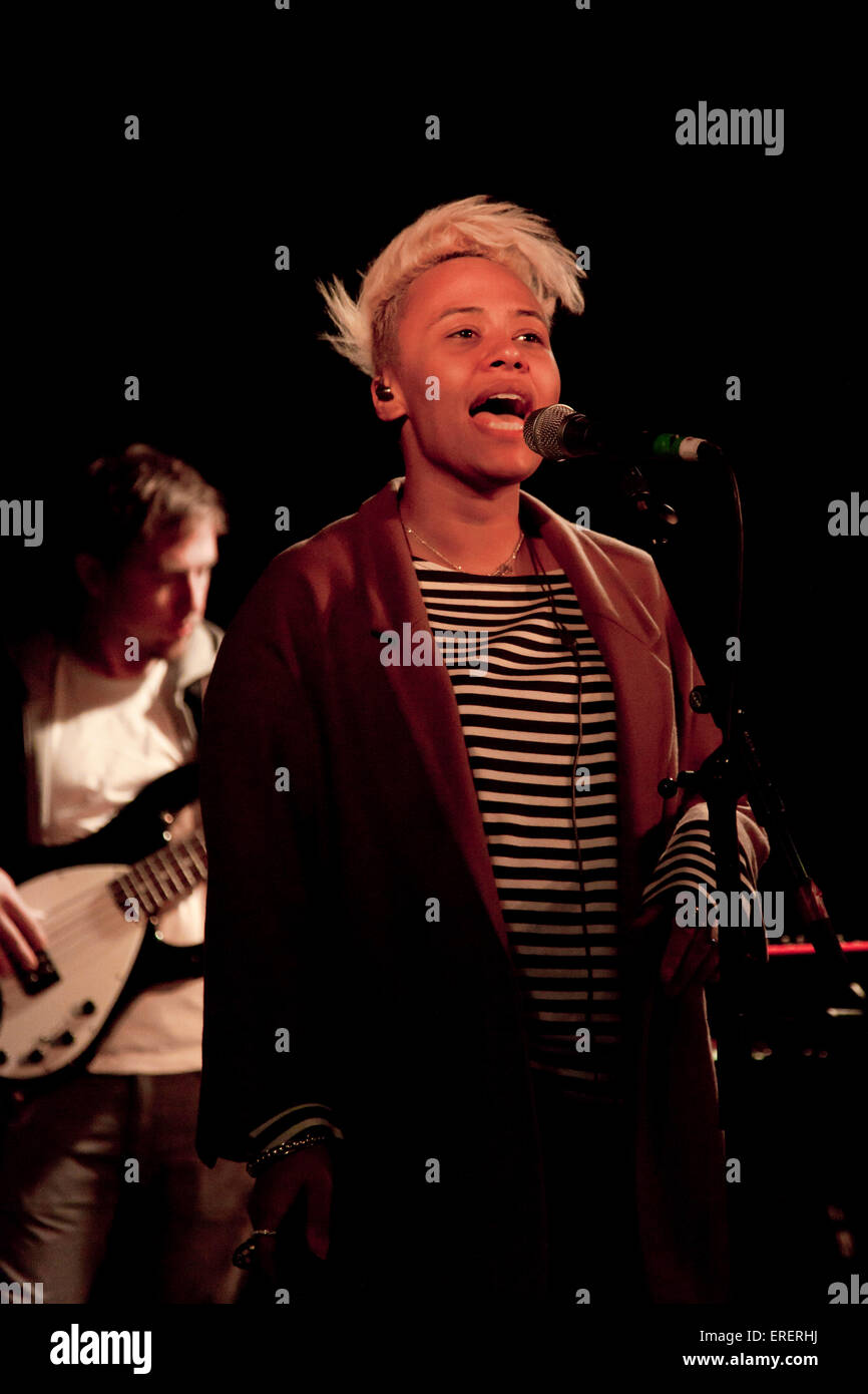 Emeli Sande, schottische Sängerin und Songwriterin erklingt in der King Tuts Wah Wah Hut, Glasgow, UK, 15. November 2010. Stockfoto
