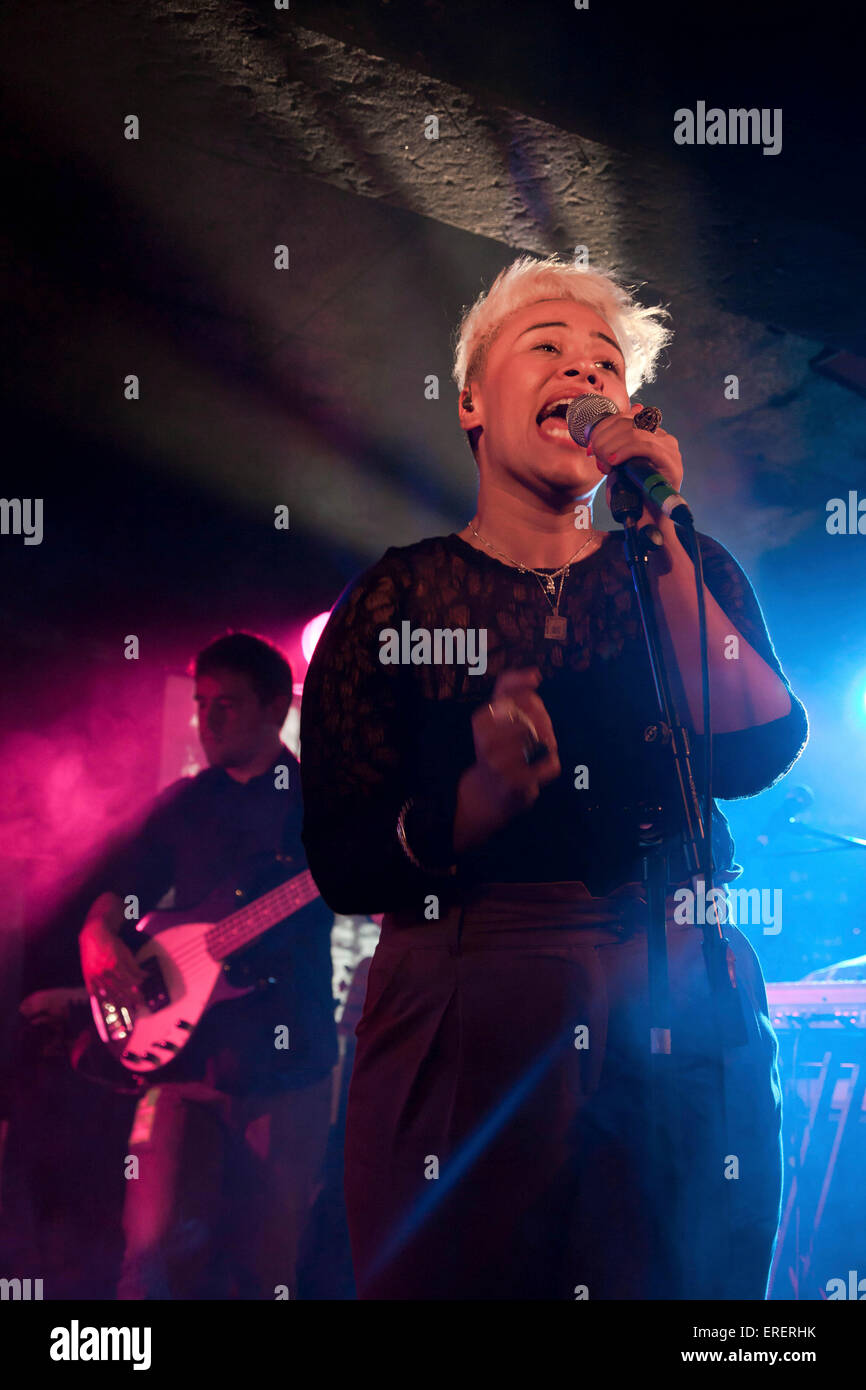 Emeli Sande, schottische Sängerin und Songwriterin erklingt in der King Tuts Wah Wah Hut, Glasgow, UK, 15. November 2010. Stockfoto