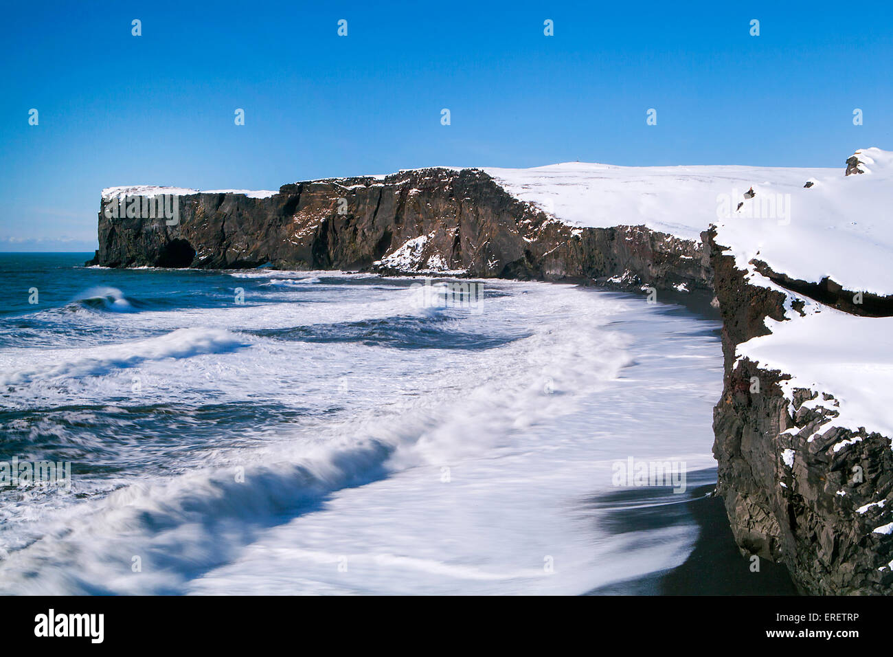 Dyrhólaey Bergkette im Süden Islands mit Langzeitbelichtung Stockfoto