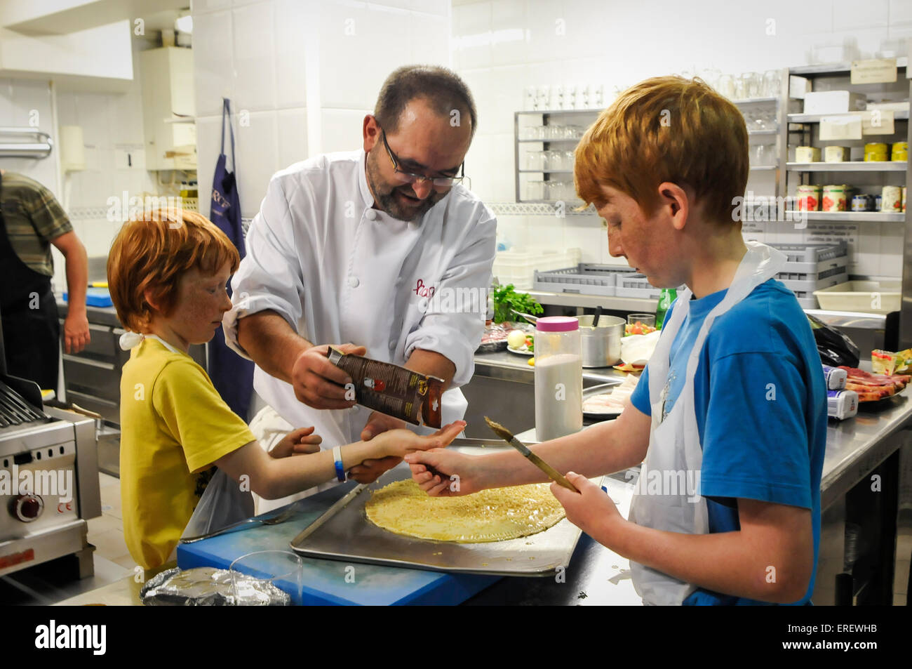 Jungen, die einen Kochkurs in einem traditionellen Mitglieder nur baskische alle männlichen Kochen Club, San Sebastian, Spanien beeinflusst. Stockfoto