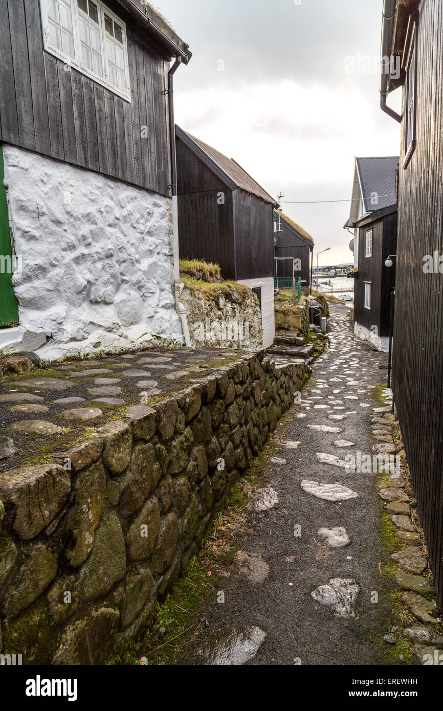 Traditionellen schwarzen Holz- und Steinhäuser führt hinunter zum Hafen in Tórshavn, Färöer Inseln Stockfoto