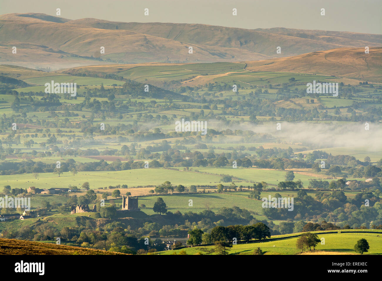 Blick auf das Eden-Tal in der Nähe von Brough, im frühen Herbst mit Nebel in der Talsohle. Cumbria, UK Stockfoto