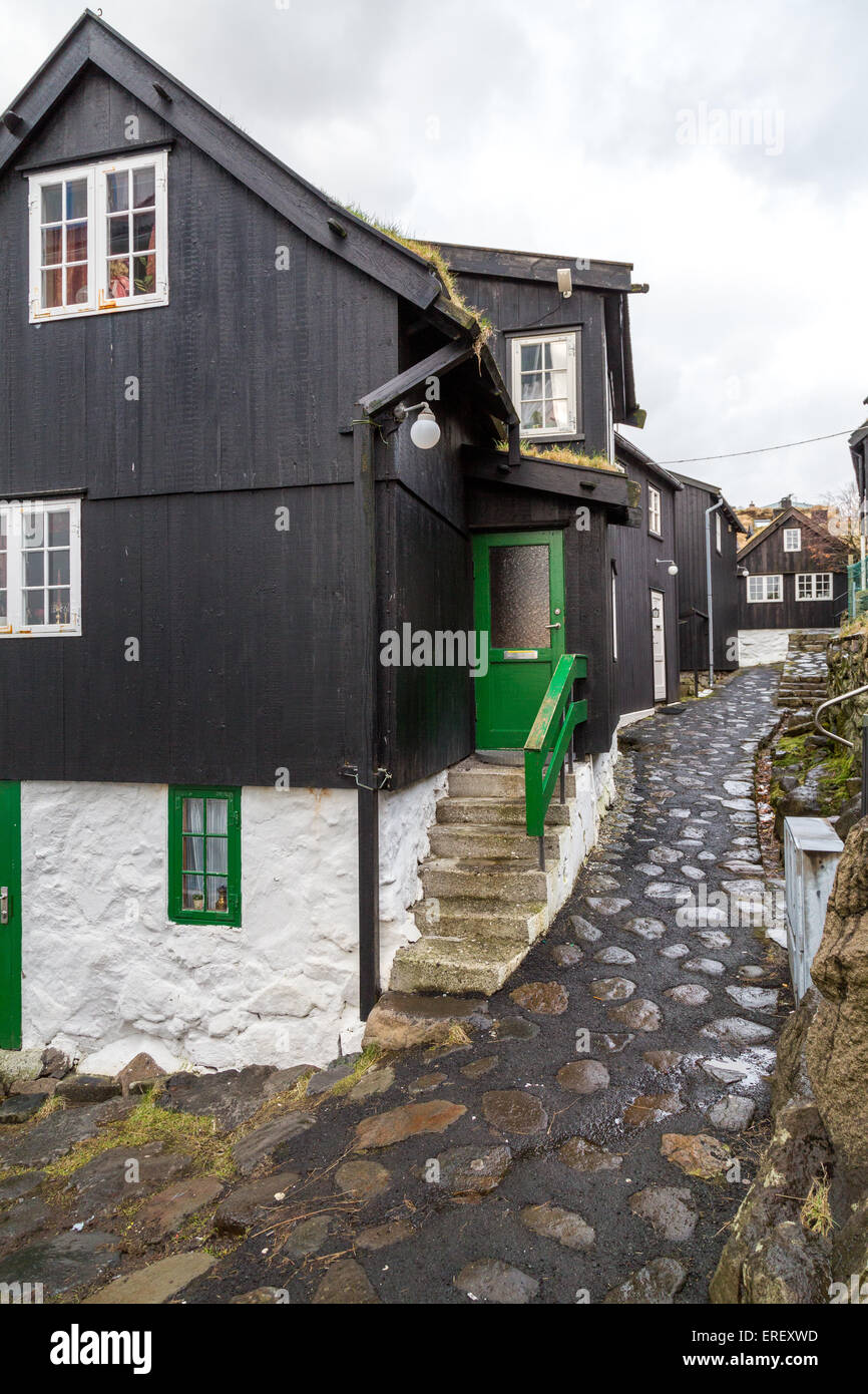 Traditionellen schwarzen Holz und Stein Fischerhäuser in der Nähe des Hafens in Tórshavn, Färöer Inseln Stockfoto