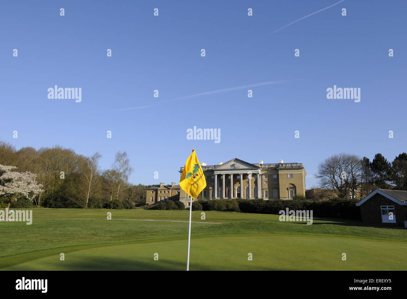 Blick über Flagge am 18. Grün Thorndon Hall, Thorndon Park Golf Club Brentwood Essex England Stockfoto