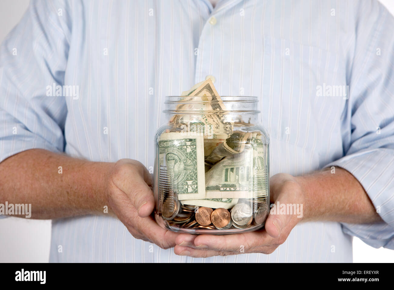 Im Ruhestand Mann mit seinem Rentenkonto Piggy Bank Geld in den Händen in einem Glas. Stockfoto