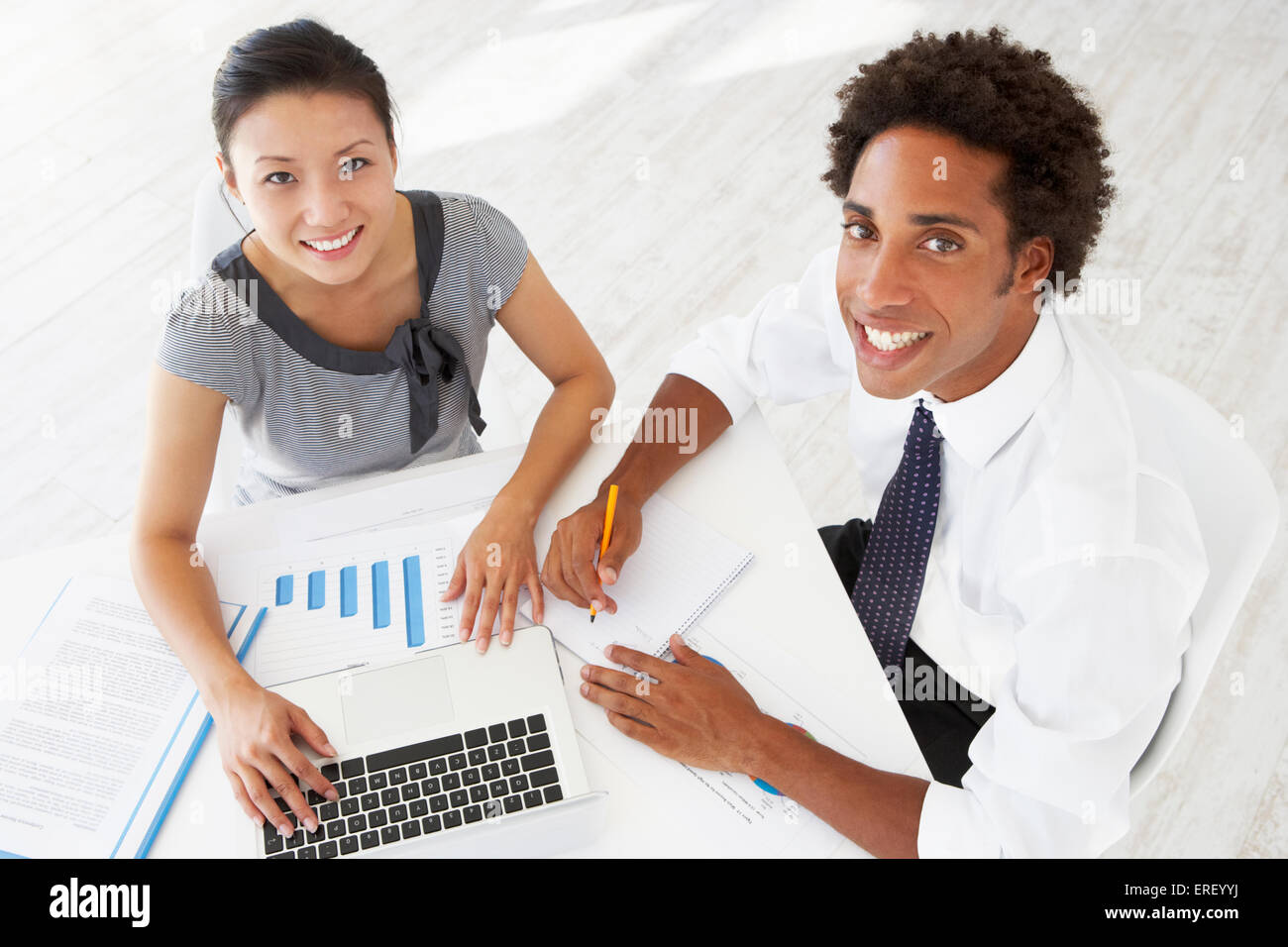 Draufsicht der Unternehmerin und Unternehmer gemeinsam am Schreibtisch Stockfoto