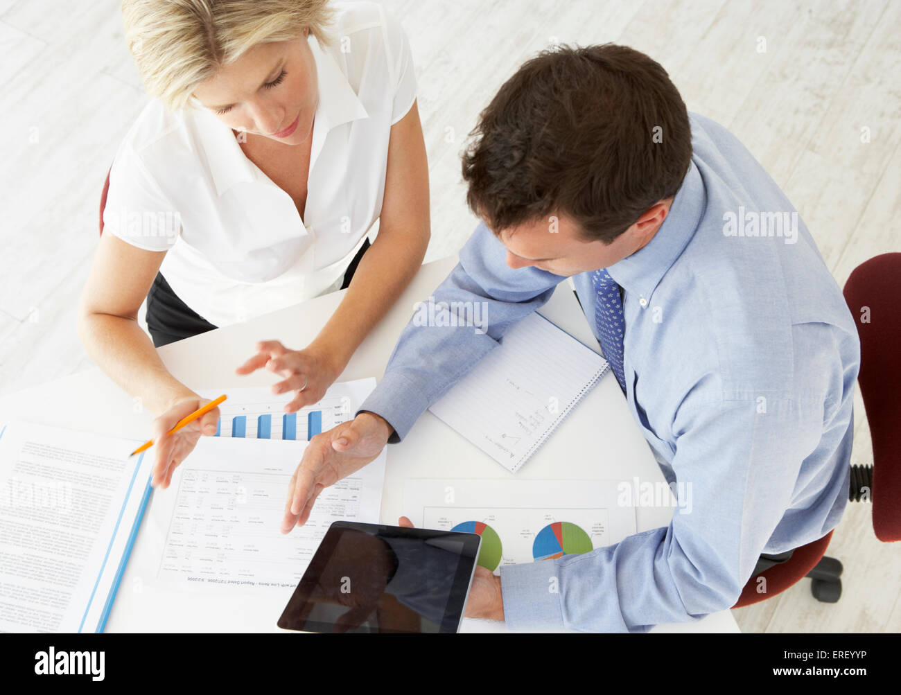 Draufsicht der Unternehmerin und Unternehmer gemeinsam am Schreibtisch Stockfoto