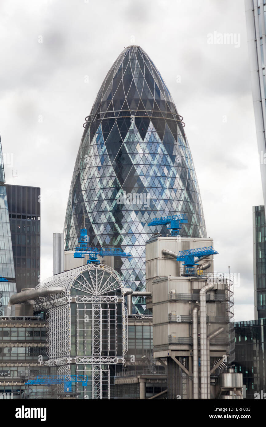 Blick auf die Gurke und die umliegenden Gebäude von der Spitze des Denkmals für den großen Brand von London im Mai Stockfoto