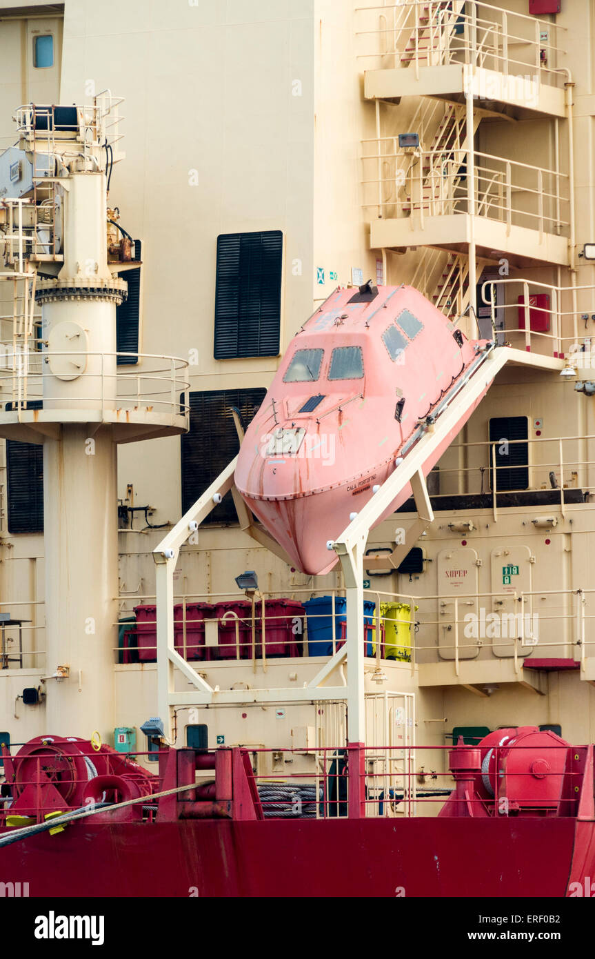 Freifall-Rettungsboot am Heck von der Cala Portfino Containerschiff. Stockfoto
