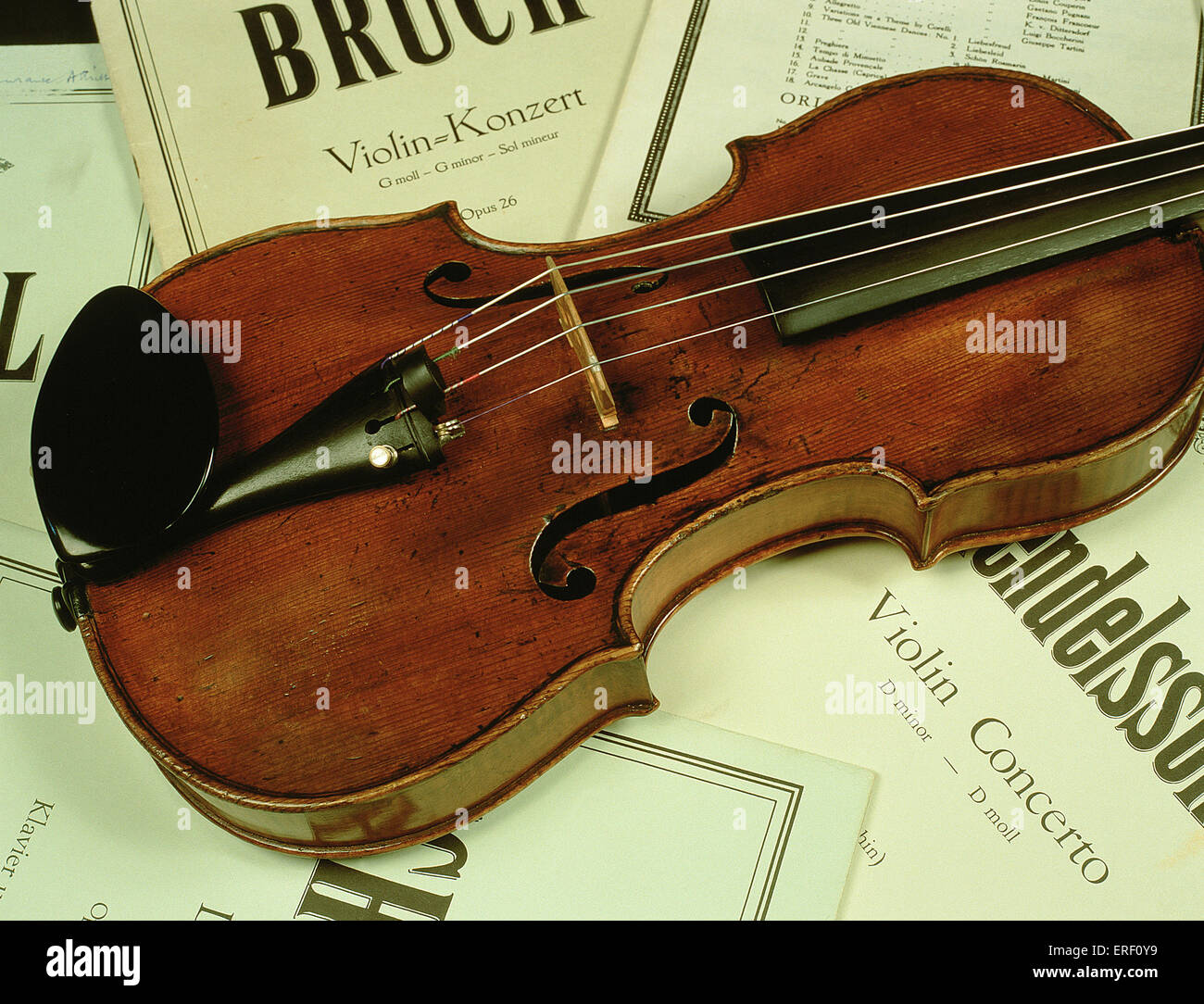 Geige auf Noten-Partitur Stockfoto