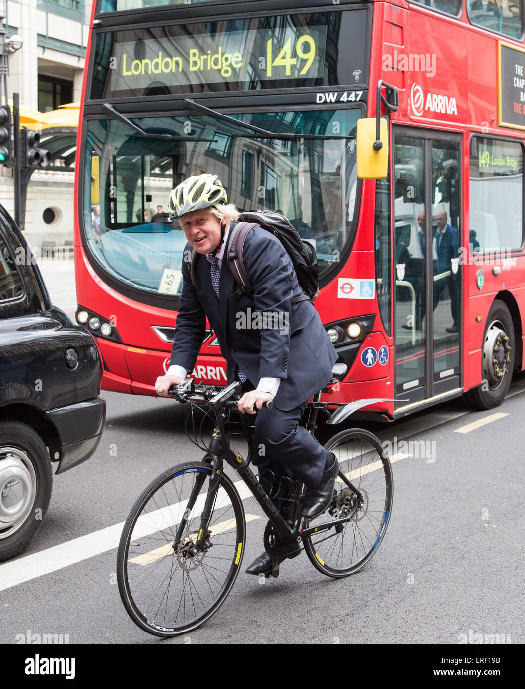 Londoner Bürgermeister Boris Johnson, Radfahren Liverpool Street Station vorbei auf dem Weg zur Westminster Stockfoto