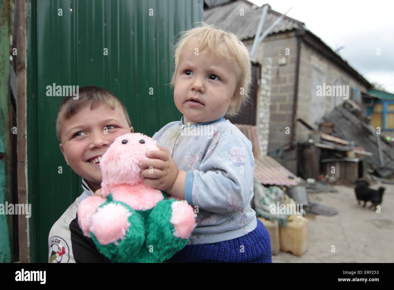 Kurakhovo, Ukraine. 2. Juni 2015. Bataillon '' Sich'' hilft benachteiligten, die Armen und großen Familien in der Gegend Kurakhovo, Donezk. Bataillon '' Sich'' gibt den Menschen Nahrung und Kinder Spielzeug © Nazar Furyk/ZUMA Wire/ZUMAPRESS.com/Alamy Live-Nachrichten Stockfoto