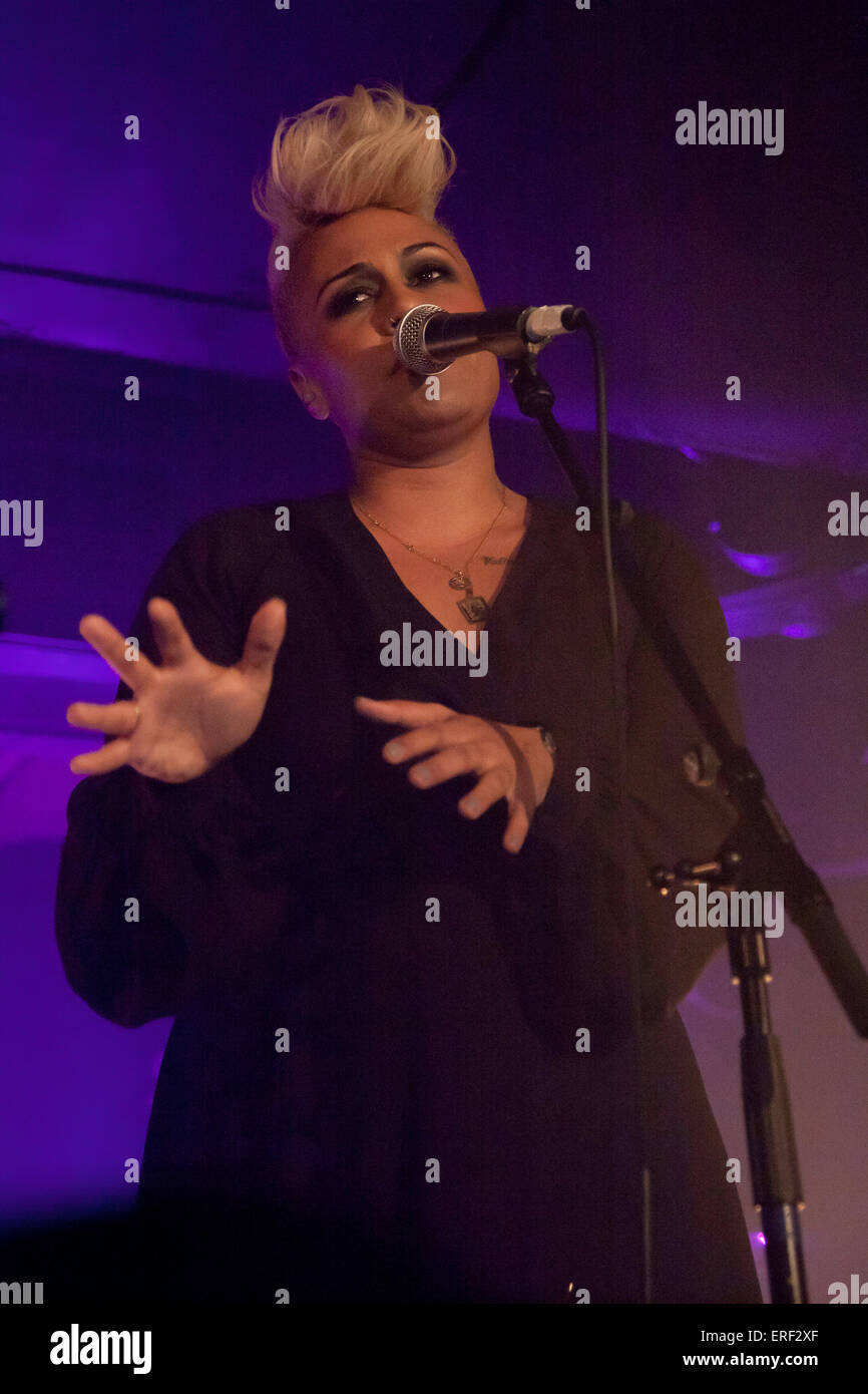 Emeli Sande erklingt in Oran Mor, Glasgow, 1. November 2011 Stockfoto