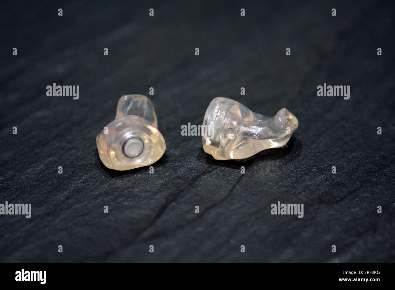 Silizium-Gehörschutz, einzeln gegossen, um die Form des äußeren Ohres. Stockfoto