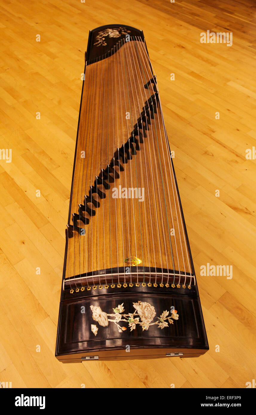 Zheng, Guzheng oder Gu Zheng - chinesische gerupft Zither, traditionelles  instrument Stockfotografie - Alamy