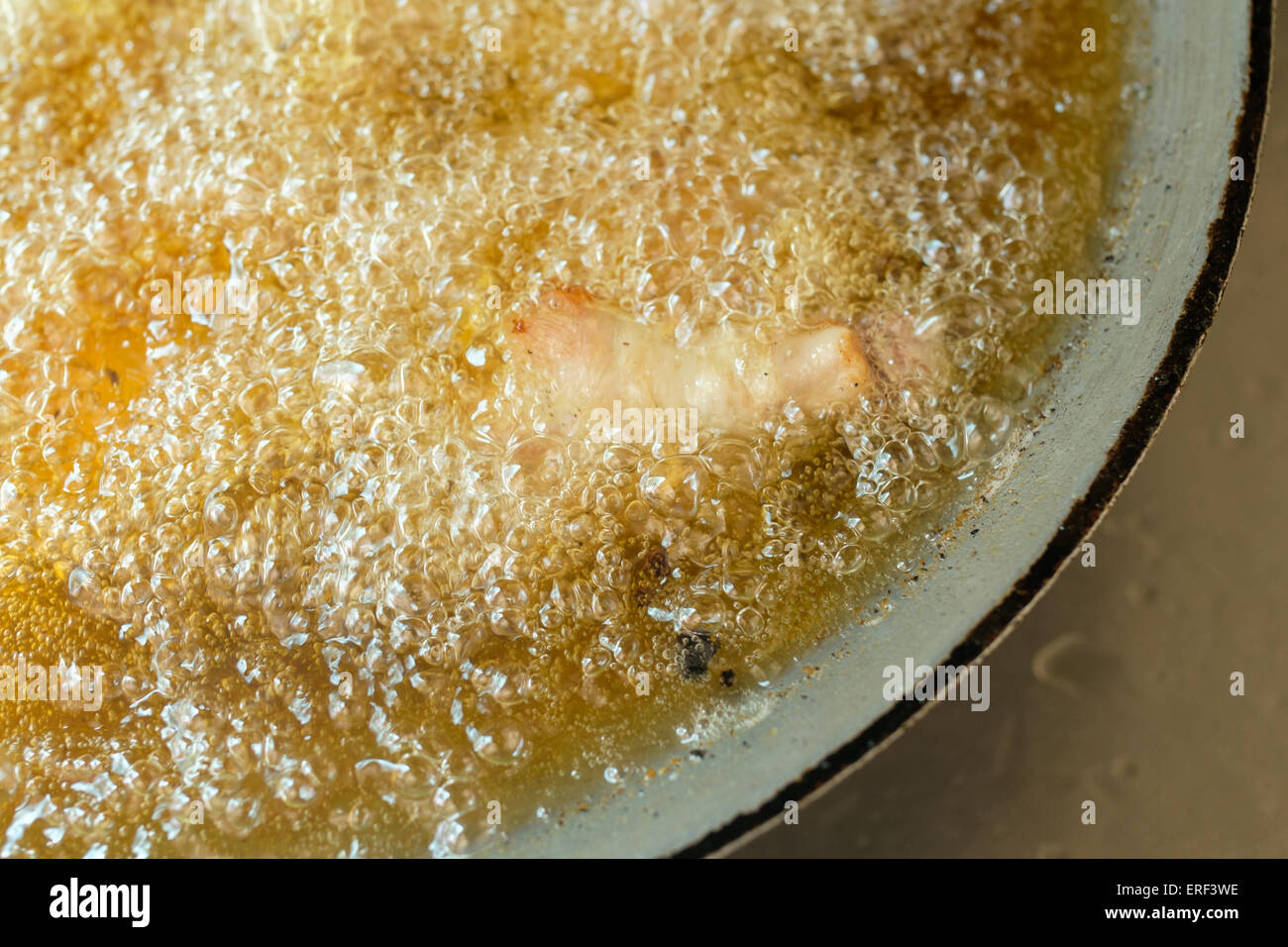 Huhn, Frittieren mit Öl in Pfanne Stockfoto