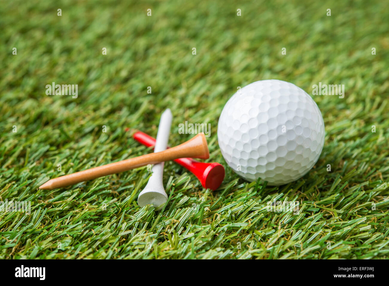 Ball und Holz Golftee auf Rasen Stockfoto